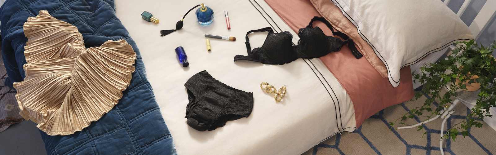 Γυναίκα με αυτοπεποίθηση που κάθεται σε ένα παγκάκι και χαμογελά Γυναίκα με αυτοπεποίθηση που κάθεται σε ένα παγκάκι και χαμογελά